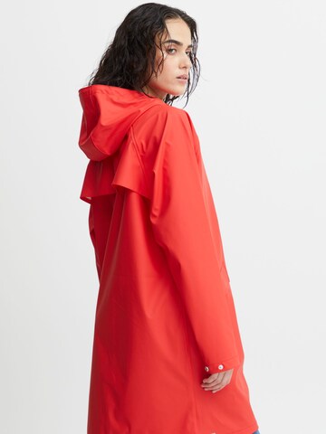 Manteau mi-saison 'IHTAZI JA ' ICHI en rouge