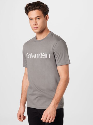 Coupe regular T-Shirt Calvin Klein en gris : devant