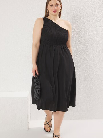 Robe Trendyol Curve en noir : devant