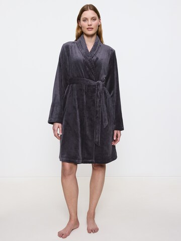 TRIUMPH Bathrobe short ' Fleece Robe ' in Grey: front