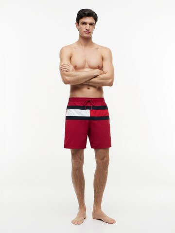 Shorts de bain TOMMY HILFIGER en rouge