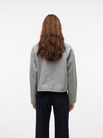 VERO MODA Tussenjas 'FORTUNEFREJ' in Grijs