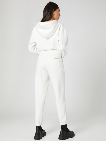 Regular Pantalon 'Kitty' Hoermanseder x About You en blanc