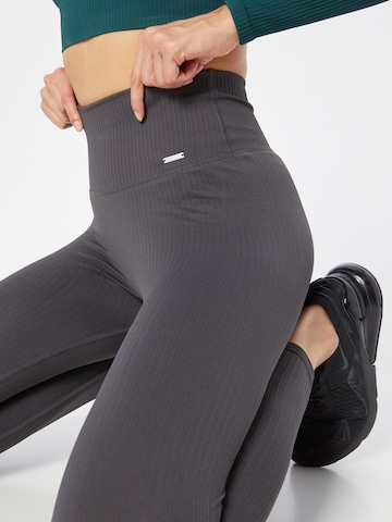 Skinny Pantaloni sportivi di aim'n in grigio
