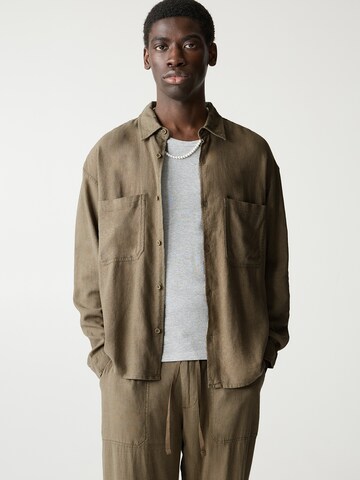 Pull&Bear Comfort fit Koszula w kolorze szary: przód