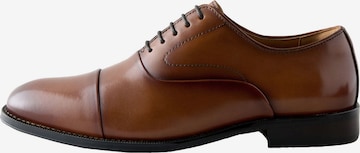 Next Nauhakengät värissä ruskea: etupuoli