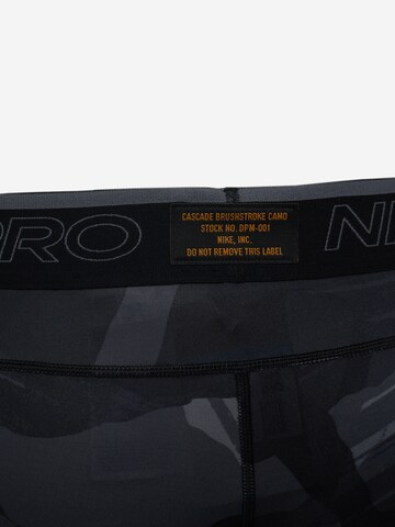 Skinny Pantaloni sportivi di NIKE in nero