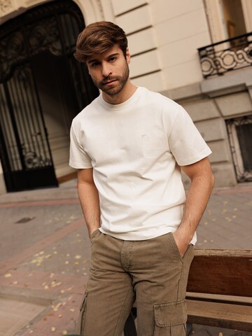 DAN FOX APPAREL Μπλουζάκι 'Arthur' σε λευκό
