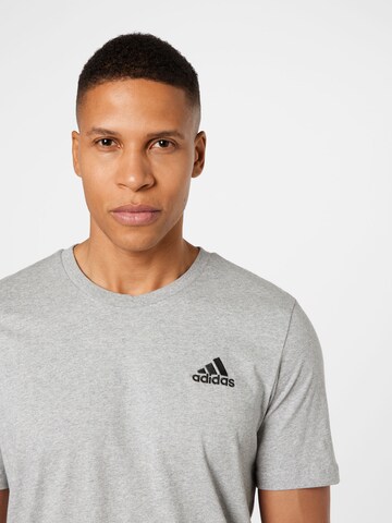 ADIDAS SPORTSWEAR - Camisa funcionais 'Essentials Embroidered Small Logo' em cinzento