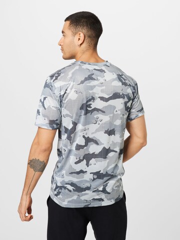 T-Shirt fonctionnel NIKE en gris