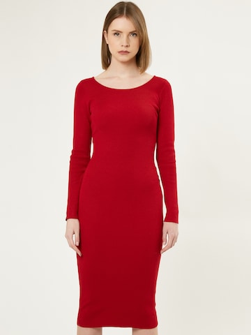 Influencer Φόρεμα σε κόκκινο: μπροστά