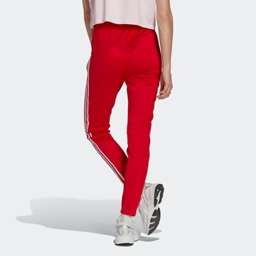 Coupe slim Pantalon ADIDAS ORIGINALS en rouge