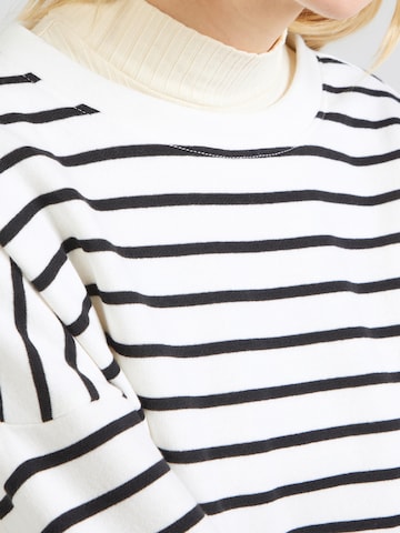 PIECES - Sudadera 'Chilli' en blanco