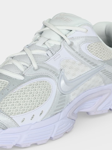 Nike Sportswear Σνίκερ χαμηλό 'V5 RNR' σε λευκό