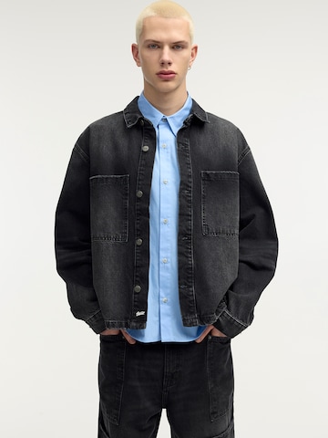 Pull&Bear Regular fit Prehodna jakna | črna barva: sprednja stran