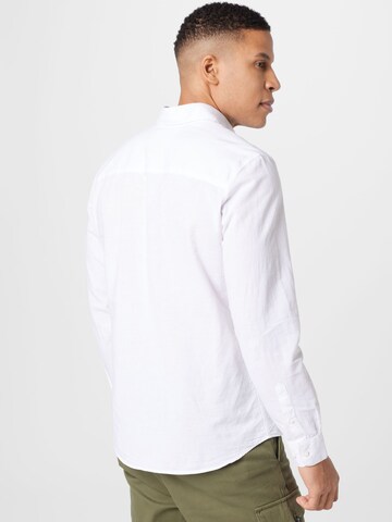 balta SELECTED HOMME Priglundantis modelis Marškiniai