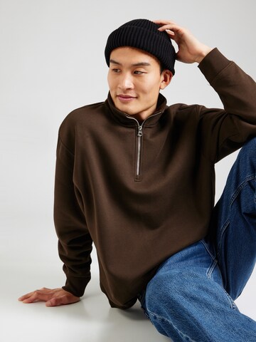 Sweat-shirt WEEKDAY en marron : devant