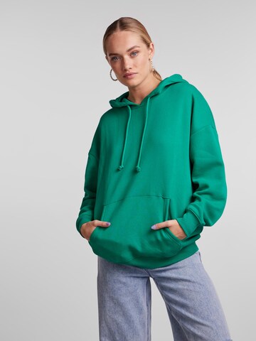 Sweat-shirt 'Chilli' PIECES en vert : devant