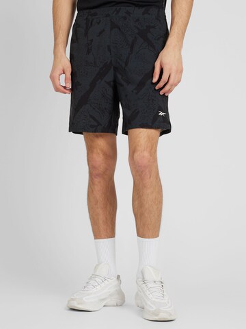 Reebok Regular Sportshorts in Grau: Vorderseite