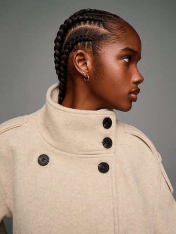 Bershka Přechodná bunda – béžová