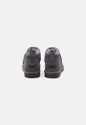 UGG - Botas 'Classic Ultra Mini' en gris
