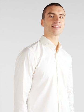 Coupe regular Chemise business 'H-Joe' BOSS Black en blanc