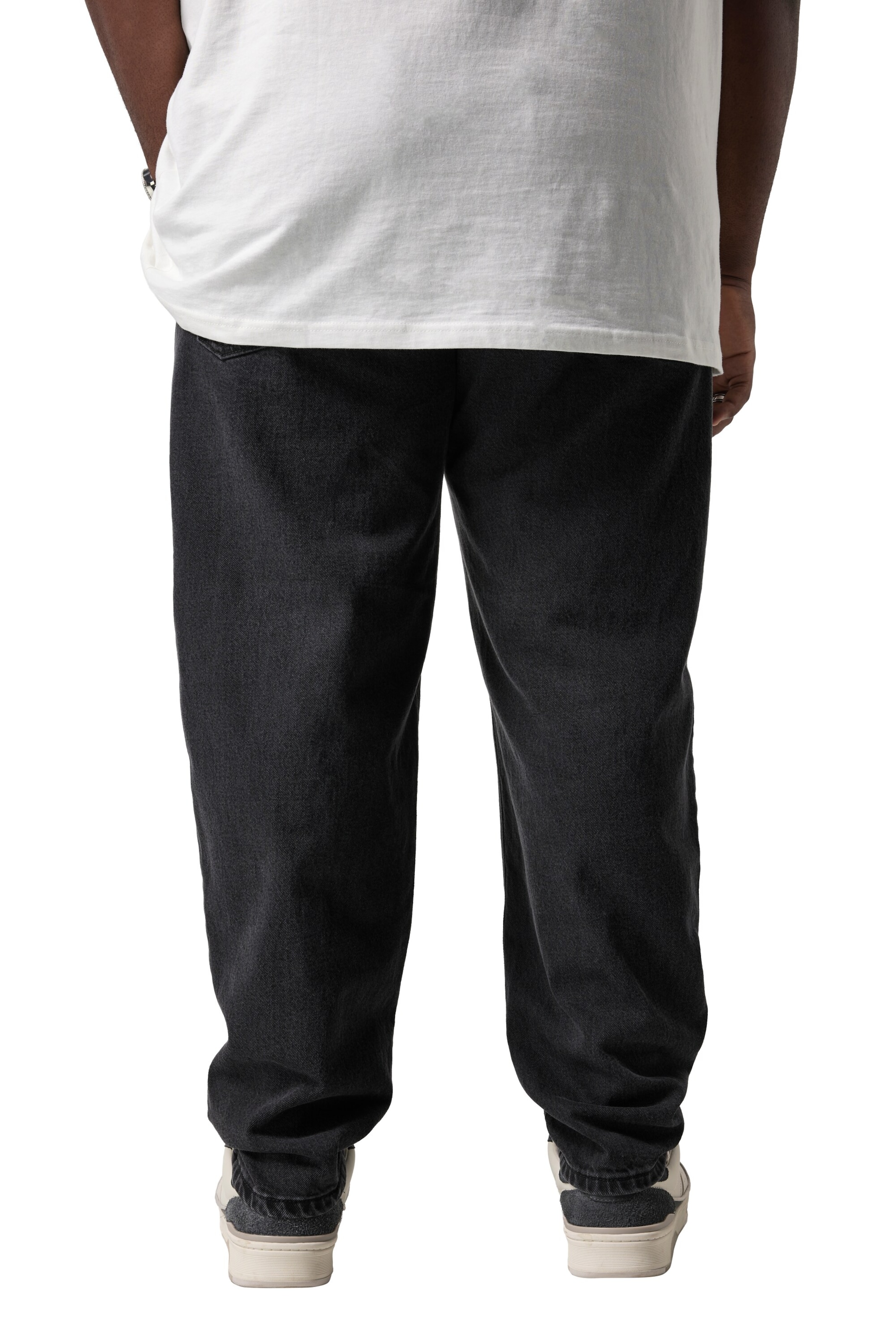STHUGE Tapered Jeans in Black