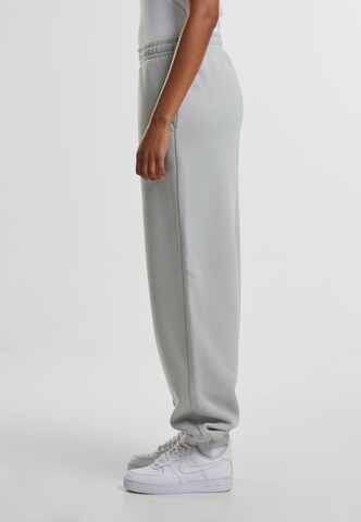 Tapered Pantaloni 'Fluffy' di Urban Classics in grigio