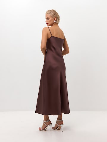 Abito 'Midi satin slip dress 'Majestic'' di Serena Silueta in marrone
