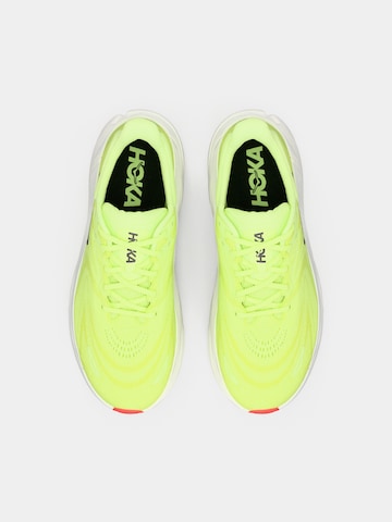 HOKA - Zapatillas de running 'ARAHI 8' en amarillo