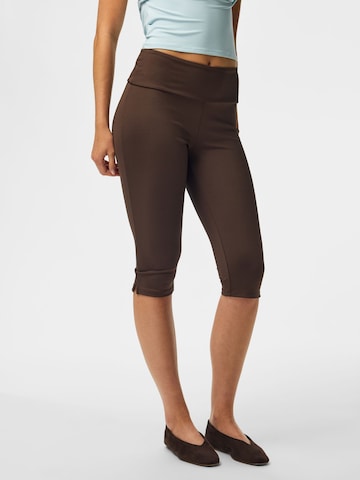 PIECES - Skinny Pantalón 'SOFIA' en marrón: frente