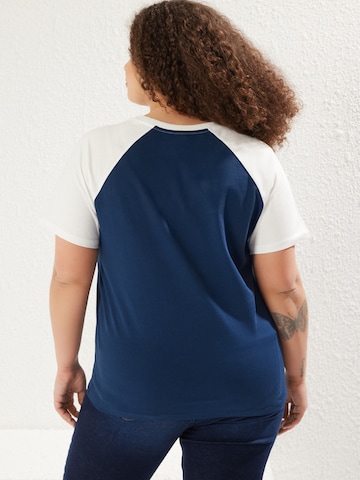 Maglietta di Trendyol Curve in blu