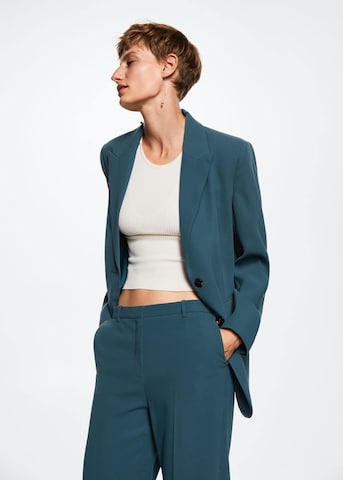 Flared Pantaloni con piega frontale 'Estel' di MANGO in blu