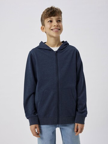 Veste de survêtement TWO SOON en bleu : devant