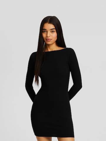 Rochie de la Bershka pe negru: față