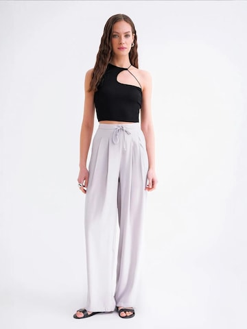 Wide leg Pantaloni con pieghe di MixRay in grigio