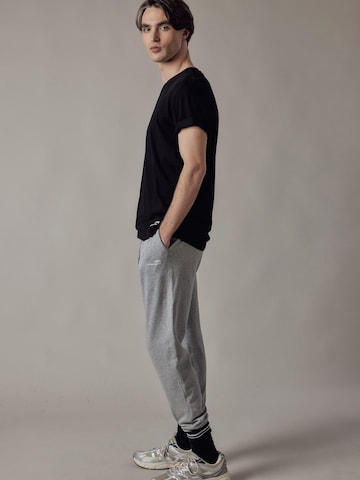 T-Shirt 'T-Shirt Scollo a V' OWN Off With Nature en noir