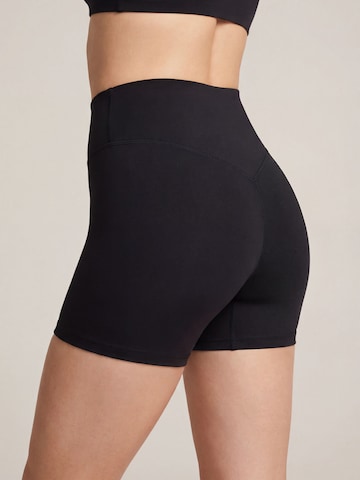 camano Skinny Workout Pants in Black: front