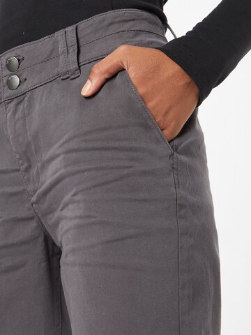 QS - regular Pantalón chino en gris