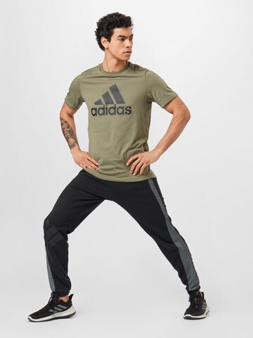 ADIDAS SPORTSWEAR Λειτουργικό μπλουζάκι σε πράσινο