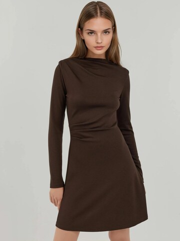 Hiccup Dress in Brown: front