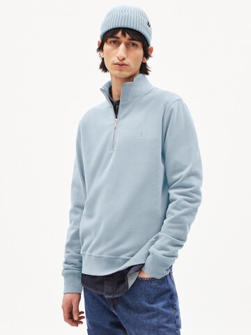 ARMEDANGELS Sweatshirt 'WAARLO COMFORT' in Blauw: voorkant