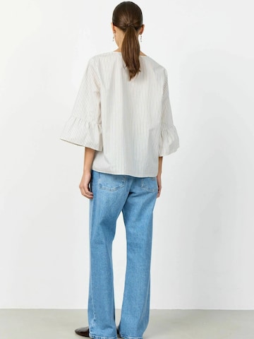 Levete Room Koszulka ' LR ' w kolorze biały