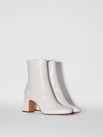 Bershka Kotníkové boty – bílá