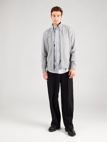 Hanorac 'ESSENTIAL' de la TOMMY HILFIGER pe gri