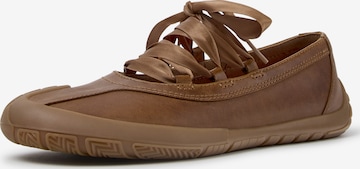 Ballerines à lanières CAMPER en marron : devant