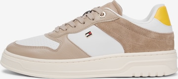 Sneaker bassa di TOMMY HILFIGER in marrone: frontale