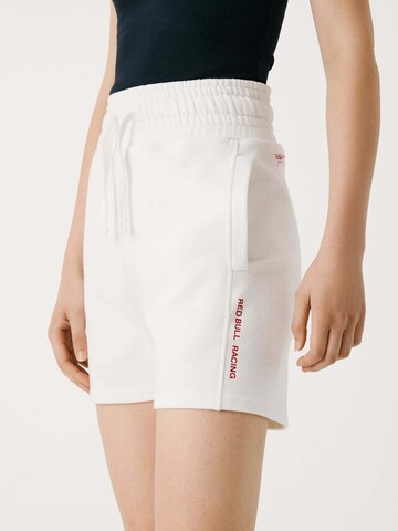 regular Pantaloni di Red Bull Racing x Pepe Jeans in bianco