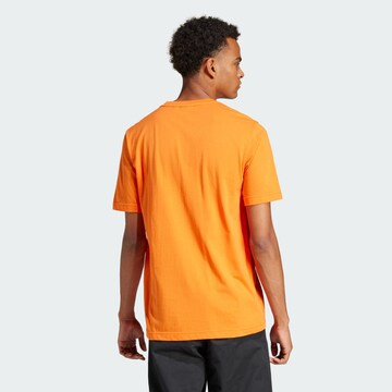 ADIDAS ORIGINALS - Camiseta 'Trefoil Essentials' en naranja