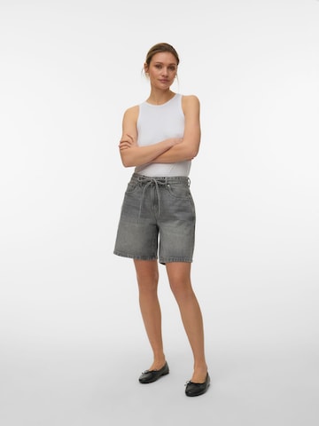VERO MODA Regular Jeans 'Wien' in Grijs